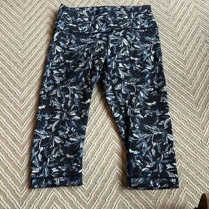 Lululemon size 8 Wunder under crop